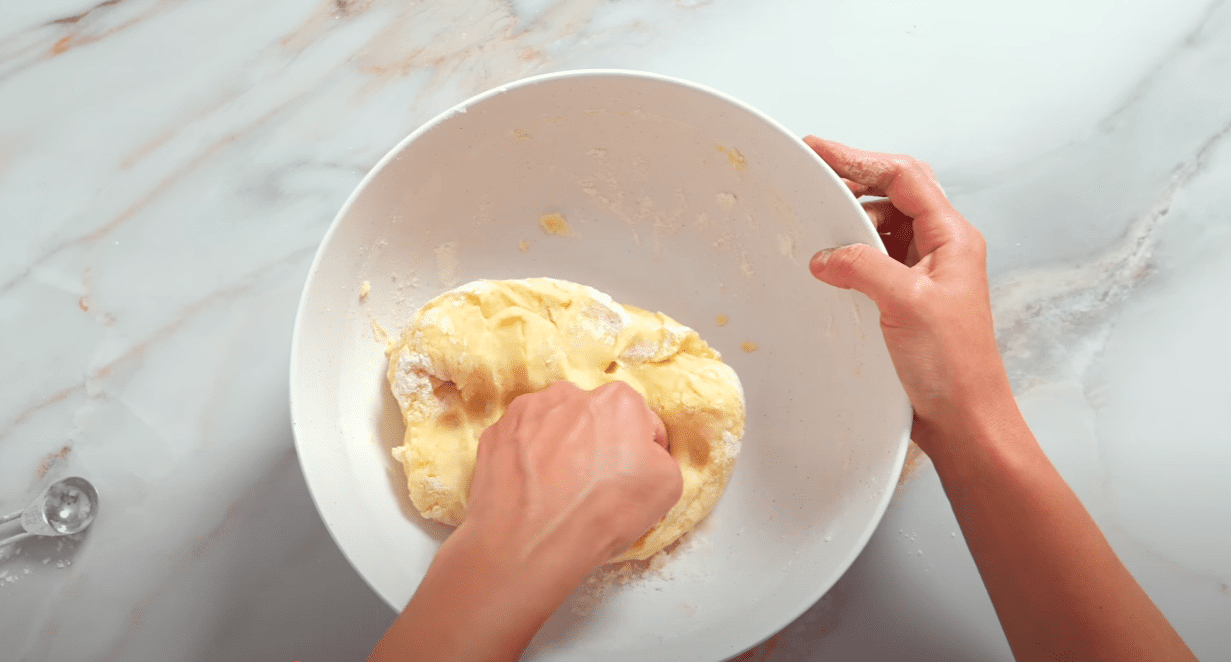 Кулінарка розповіла, як приготувати смачні рогалики до чаю