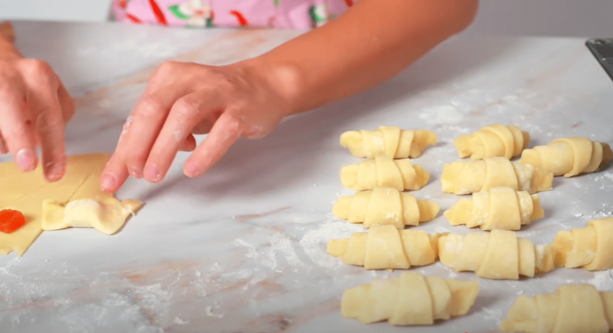 Кулінарка розповіла, як приготувати смачні рогалики до чаю