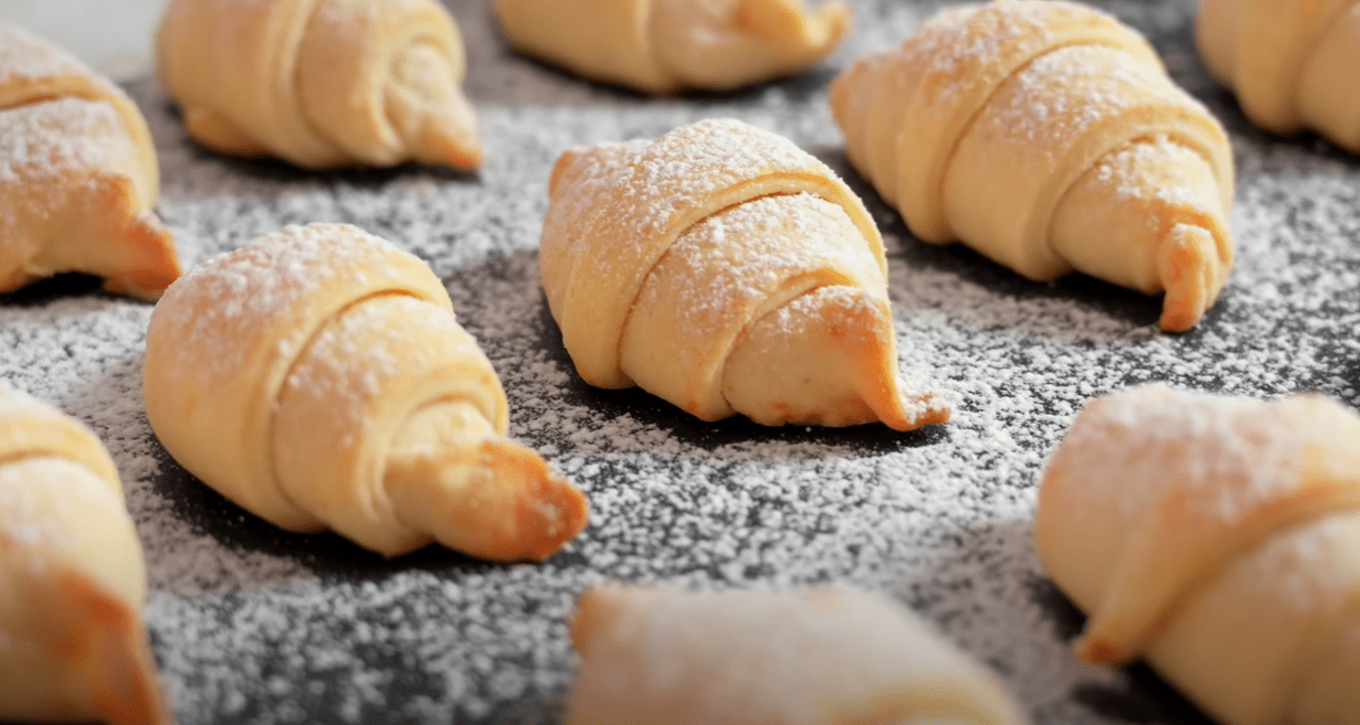 Кулінарка розповіла, як приготувати смачні рогалики до чаю