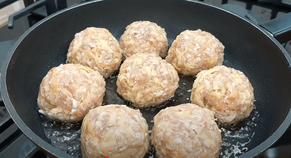 Рецепт тефтель у соусі без додавання рису в фарш