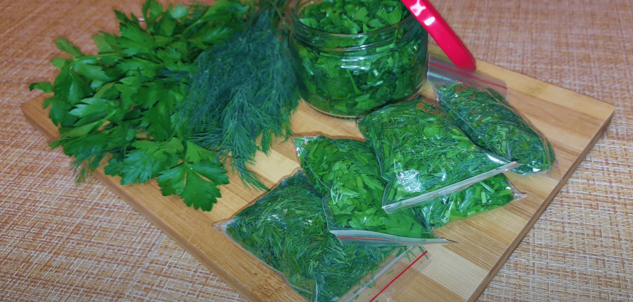 Кулінарка дала найефективніший спосіб заморозки зелені на зиму