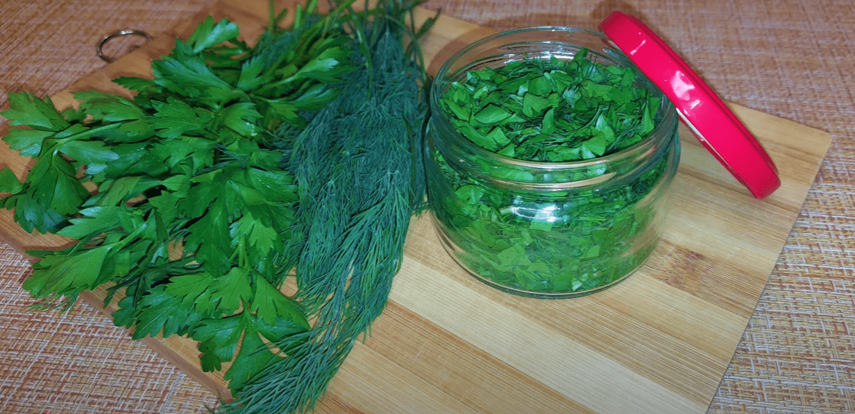 Кулінарка дала найефективніший спосіб заморозки зелені на зиму