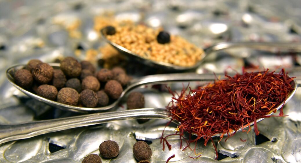 Ці 5 приправ завжди повинні бути на кухні: кулінари пояснили їх користь та універсальність 