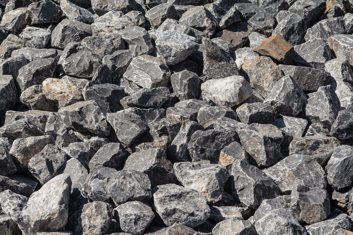 Садівники пояснили, як зробити садові доріжки на городі чистими й сухими