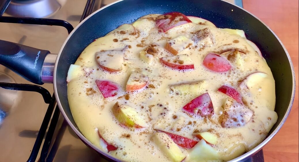 Без духовки за 30 хвилин: цей яблучний пиріг виручає мене, коли гості прийшли – смакота ще та 