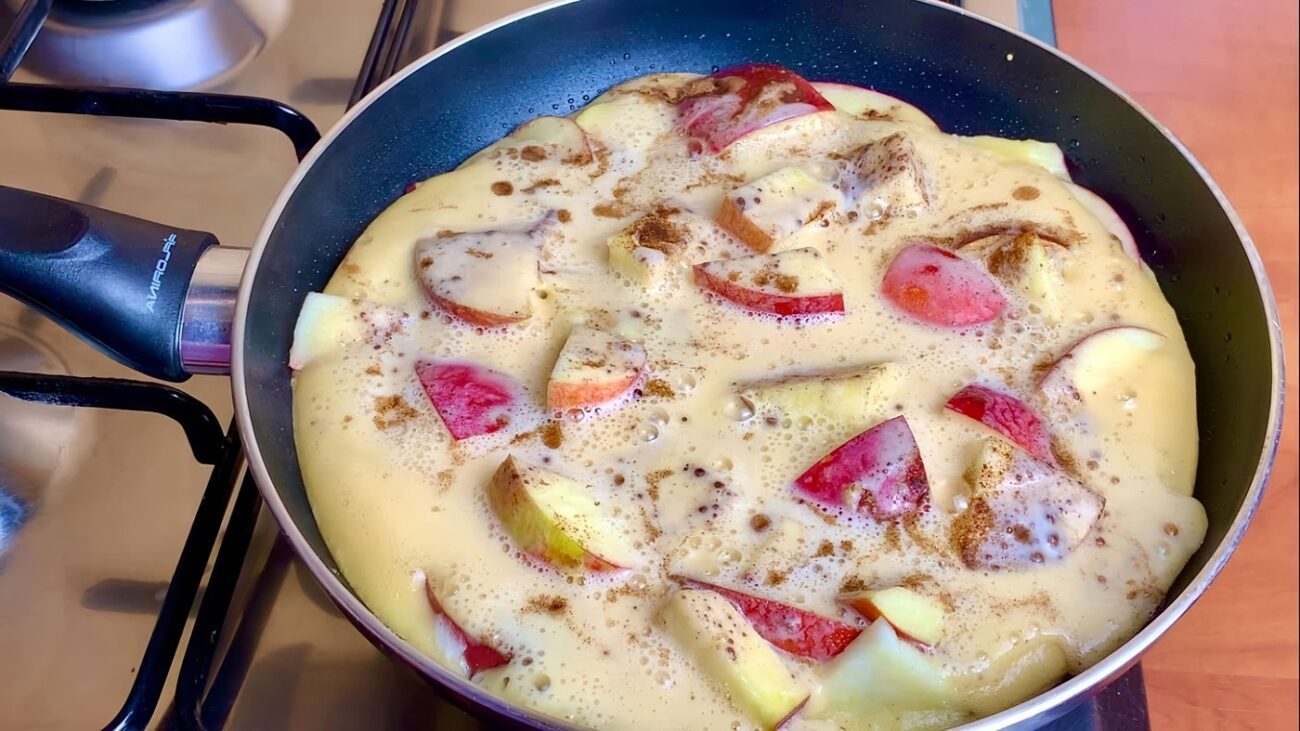 Рецепт смачного і пухкого яблучного пирога на сковороді за 2 хвилини