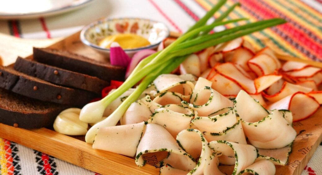 Сало “по-херсонськи” за 10 хвилин: на смак як буженина, ріжеться як масло — це насолода 