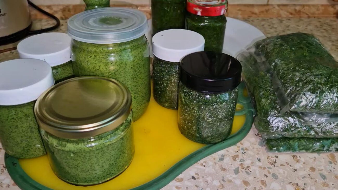 Господині пояснили, як зберігати кріп без морозилки цілий рік