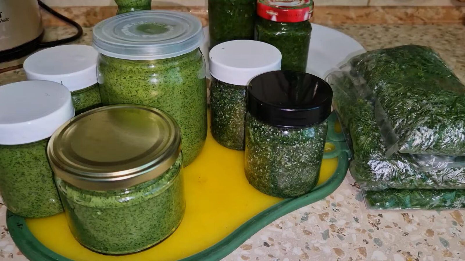 Господині пояснили, як зберігати кріп без морозилки цілий рік