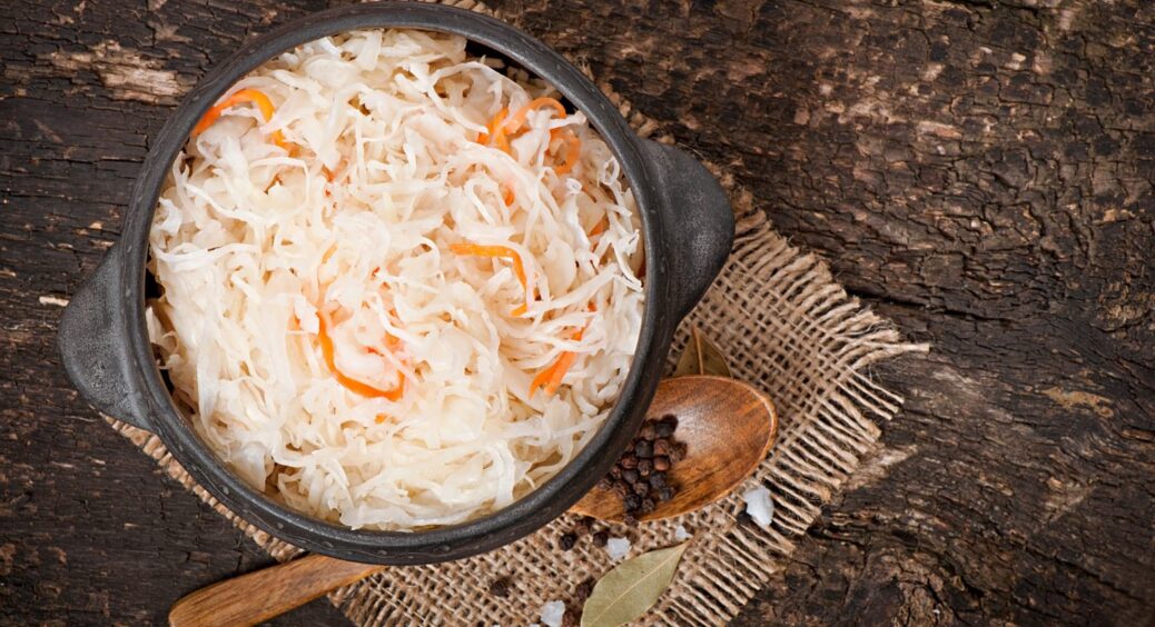 Як зробити, щоб капуста не “перебродила” у банці: 2 прості правила від бабусі з Полтавщини 