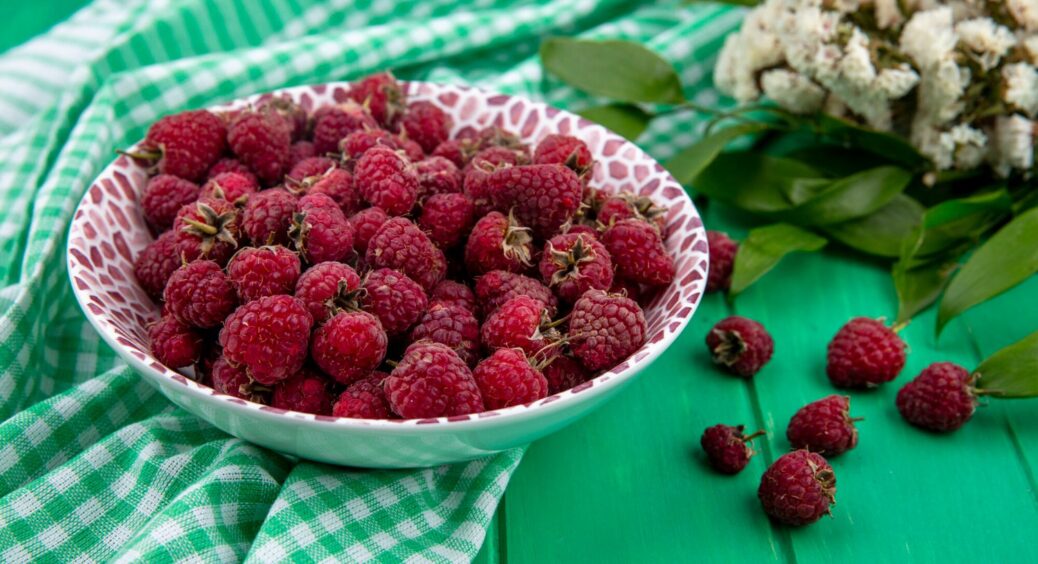Найкращі сорти ранньостиглої малини, які ви захочете виростити в 2026 році: ягідки медові 