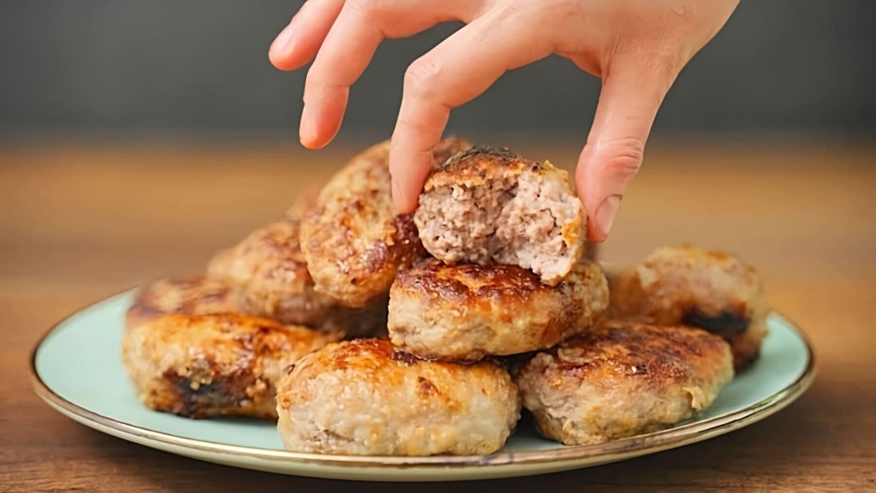 Кулінари розсекретили рецепт соковитих і ніжних курячих котлет. Фото: скриншот з відео