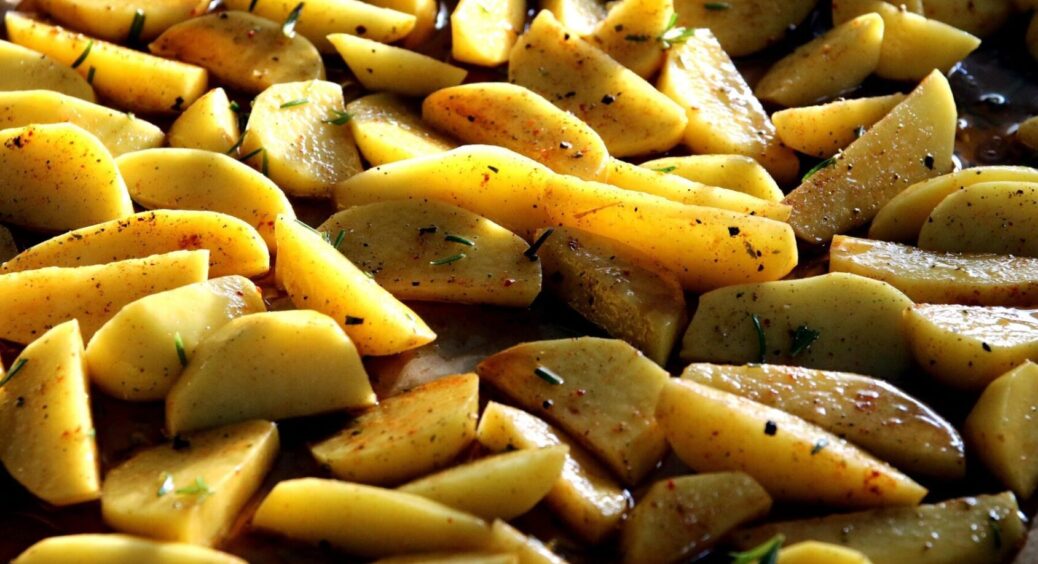 Хрустка й ароматна: як подати картоплю по-селянськи на святковий стіл – 1 рецепт 