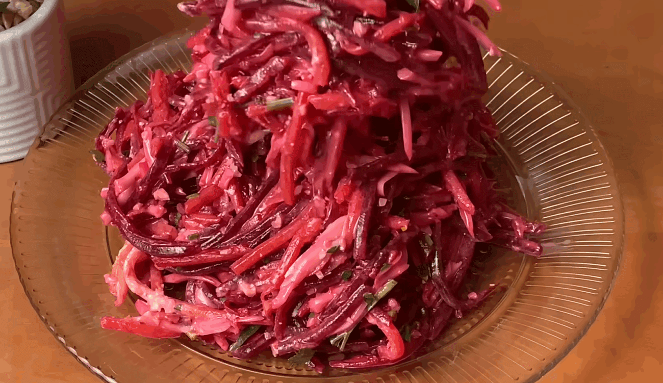 Кулінари розповіли, як зі звичайного буряка приготувати оригінальний салат