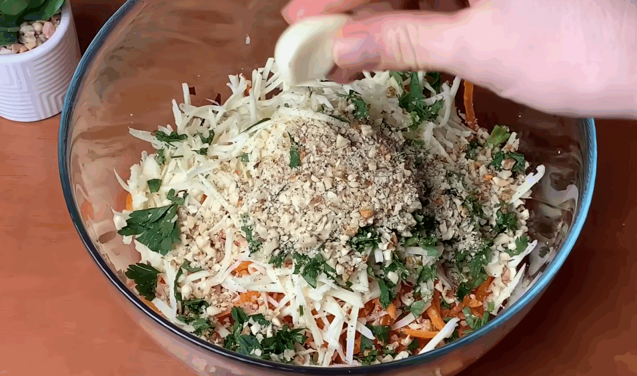 Кулінари розповіли, як зі звичайного буряка приготувати оригінальний салат 