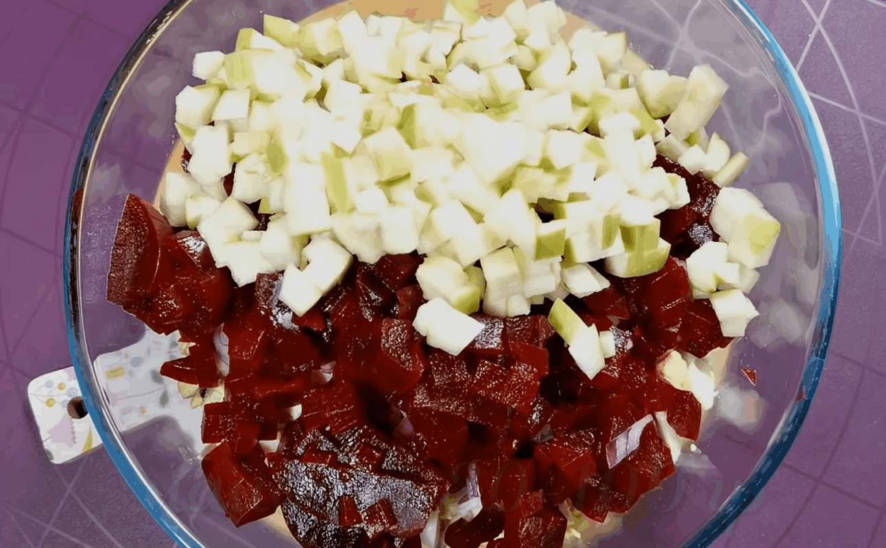 Рецепт нового оригінального салату з оселедцем і картоплею