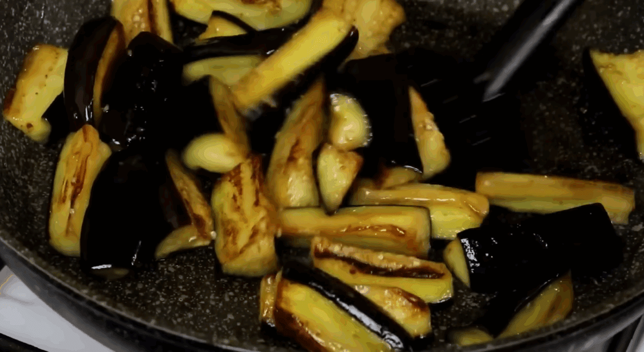 Кулінари розповіли, як приготувати смачний і пряний салат з баклажанами