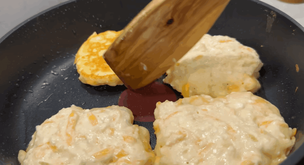 Гарбуз смачніший за піцу: натираю з сиром, і на сковороду — легкий і корисний сніданок за 3 хвилини 