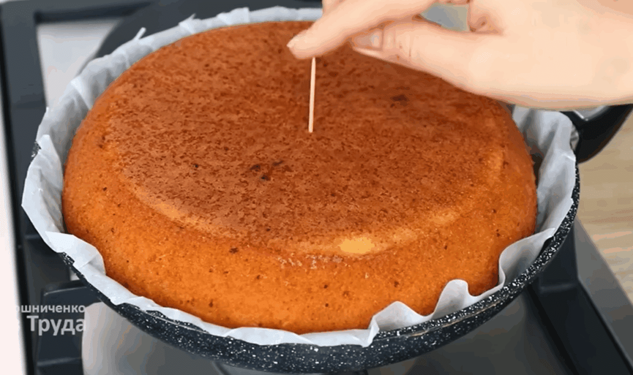 Рецепт смачного і пухкого пирога на сковороді за 15 хвилин