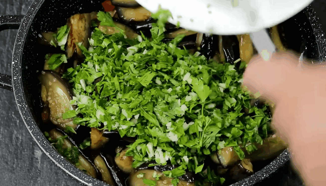 Кулінари розповіли, як приготувати смачний і пряний салат з баклажанами