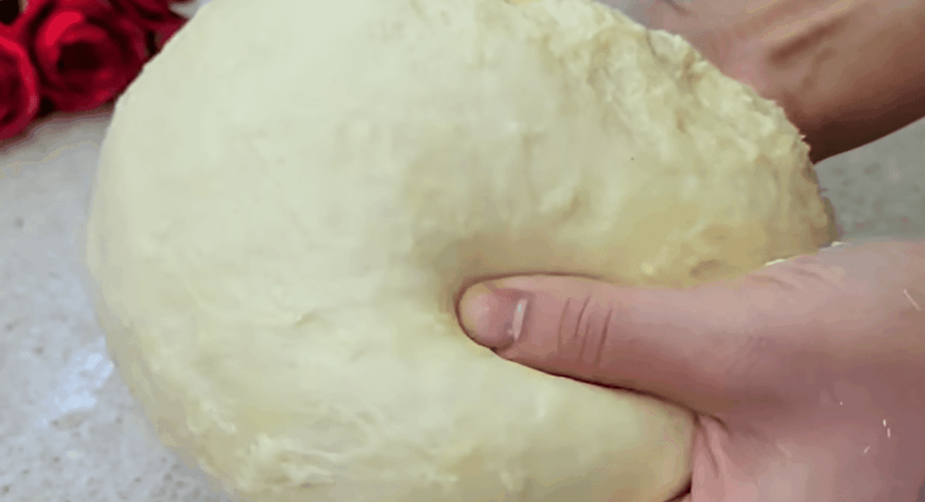 Навіть місити не треба: універсальне тісто для піци та чіабати на воді і без жодного яйця 