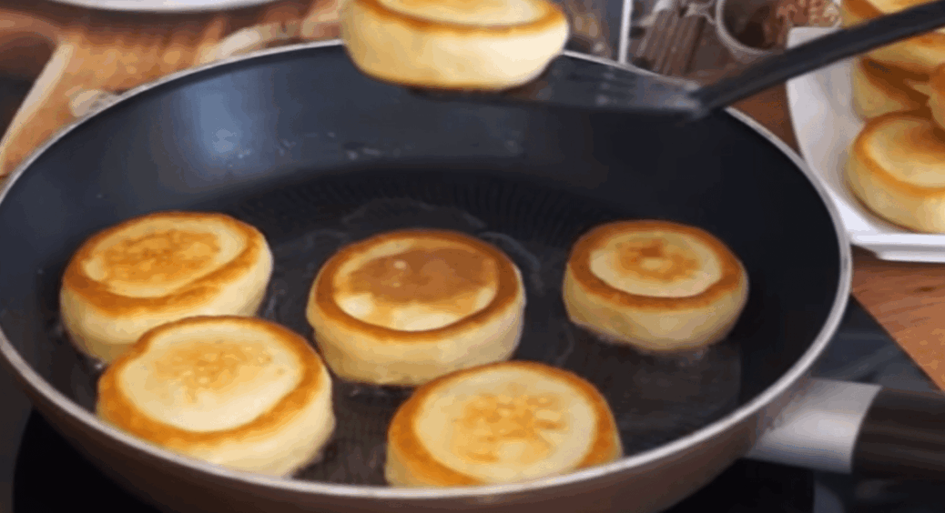 Напрочуд економно та дуже смачно: чернівчанки готують на сніданок оладки без грама борошна 