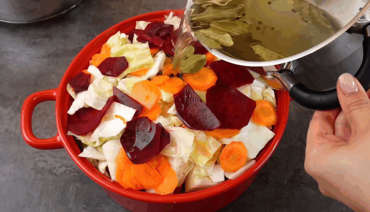 Рецепт смачної маринованої капусти Пелюстки з буряком