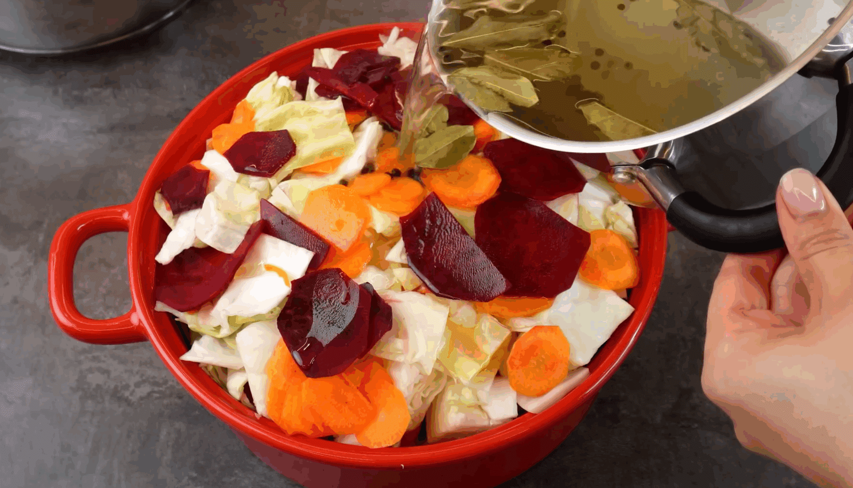 Рецепт смачної маринованої капусти Пелюстки з буряком