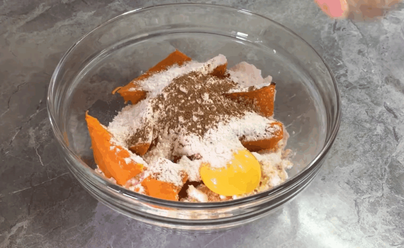 Кулінари розповіли, як приготувати пухкі сирники з гарбузом