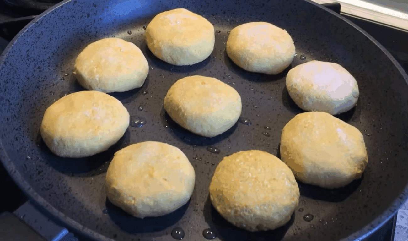 Кулінари розповіли, як приготувати пухкі сирники з гарбузом