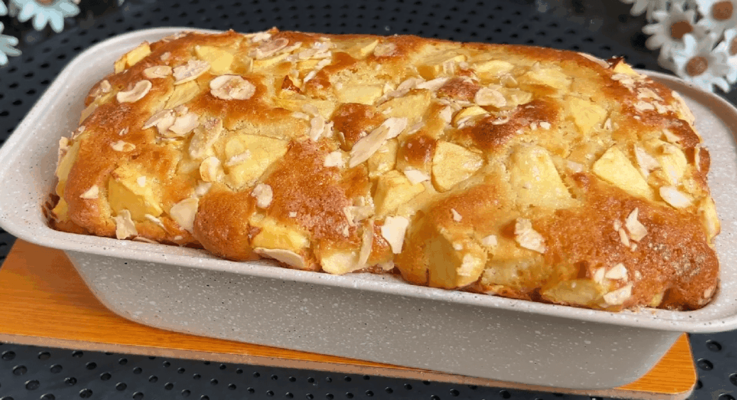 Шарлотка відпочиває! Пиріг “Осінній сон” — тісто на кефірі, яблука карамелізуються за 5 хвилин 