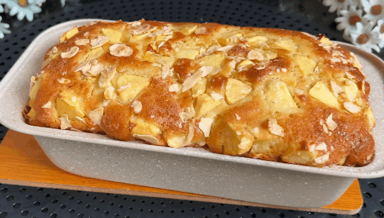 Рецепт смачного і пухкого пирога з яблуками на кефірі