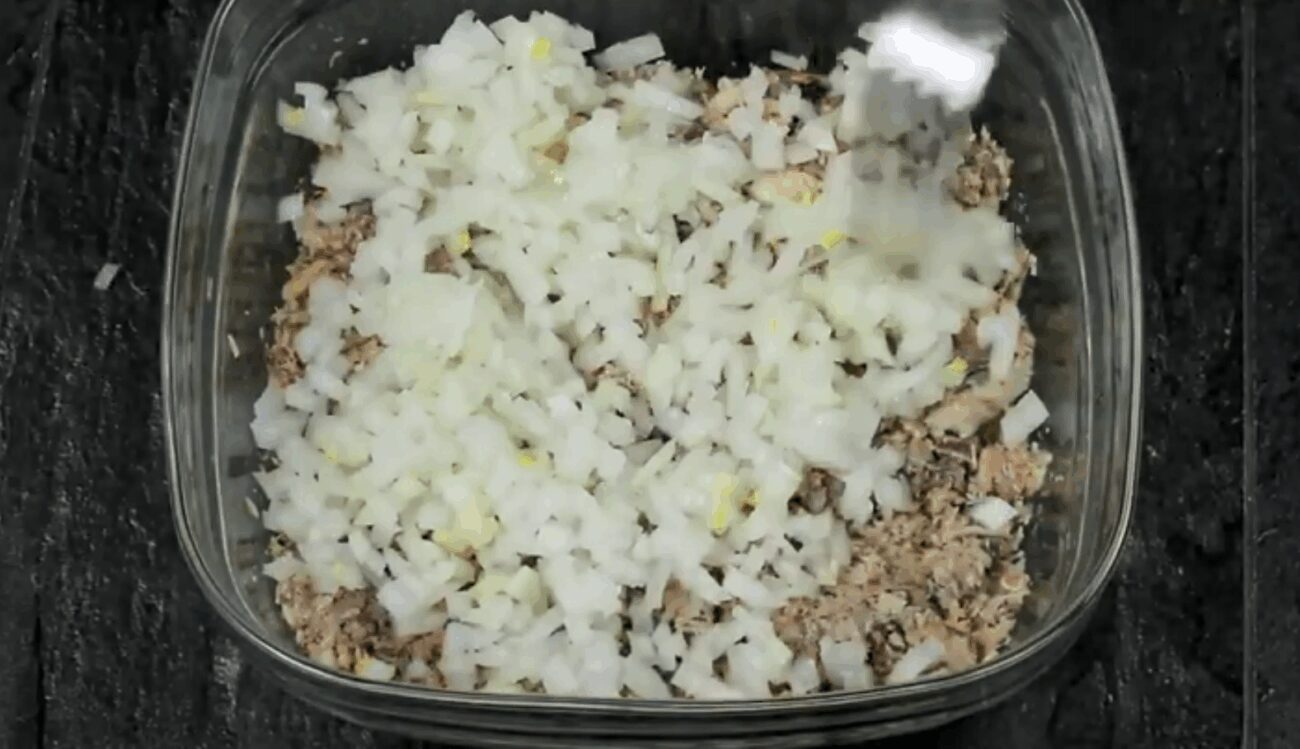 Кулінари поділилися рецептом смачного салату з тунця та огірків