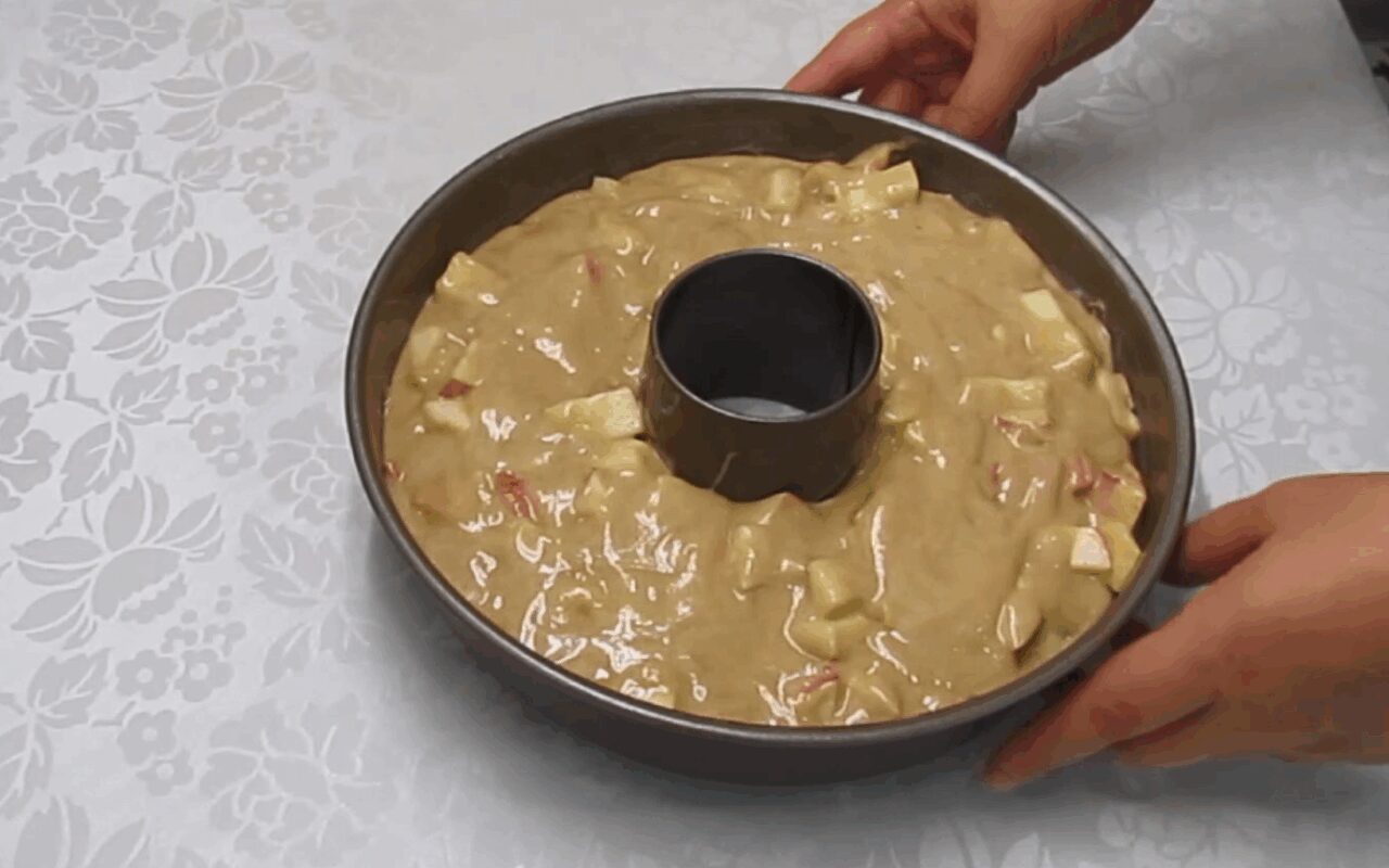 Рецепт смачного і соковитого пирога з яблуками