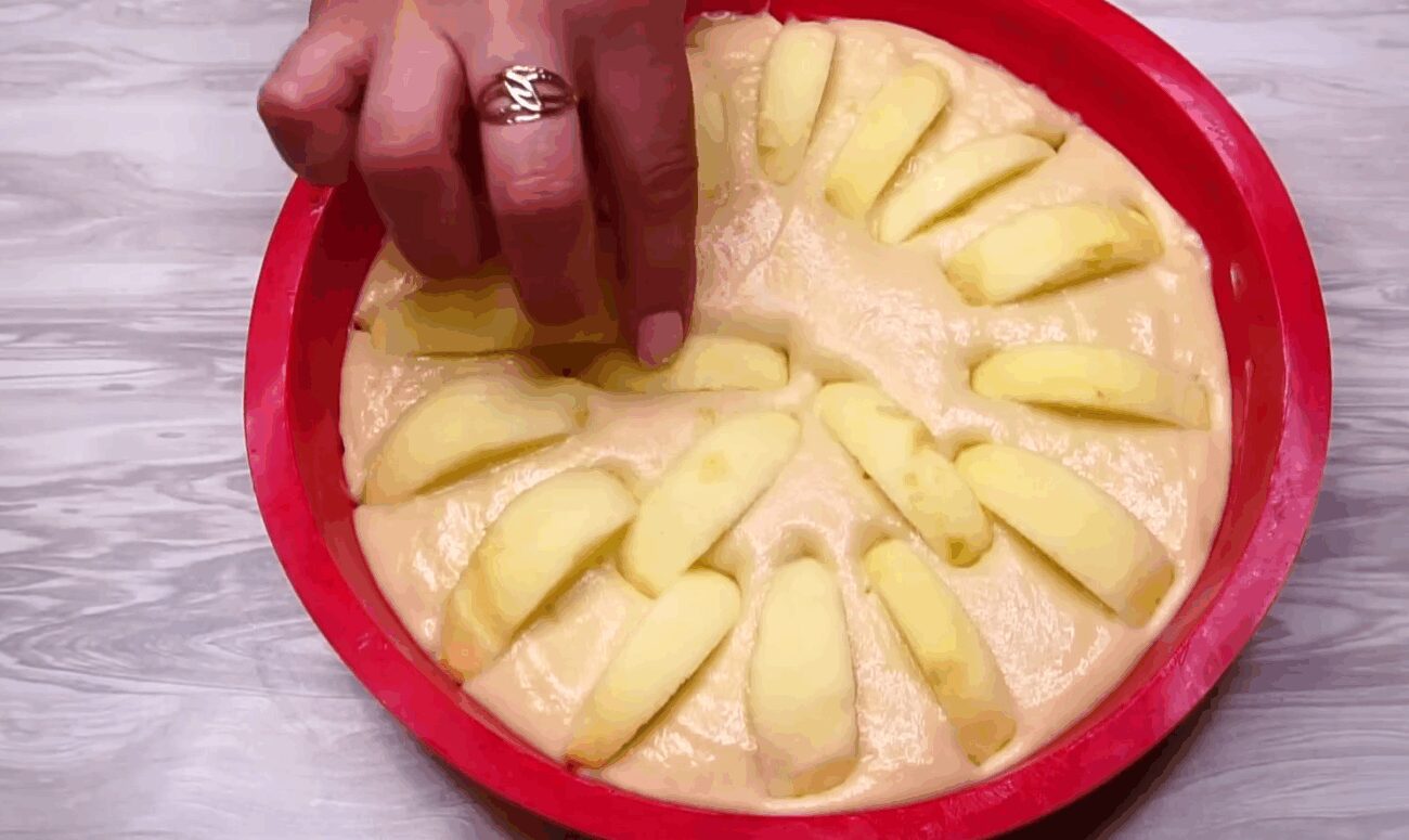 Рецепт швидкого і смачного пирога з яблуками на кефірі