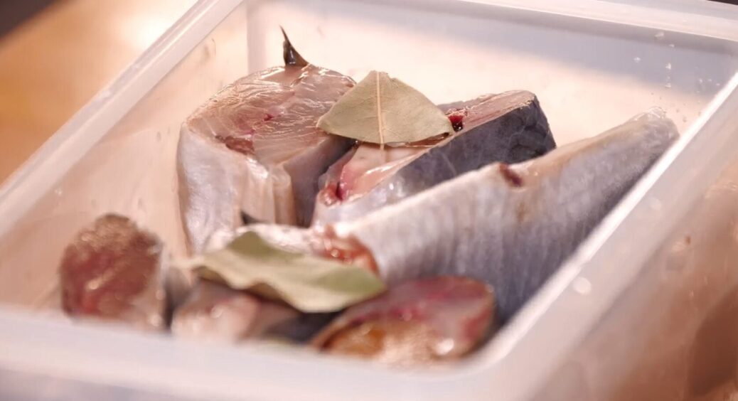 Ніяких “Шуби” і намазки, рибку в золото перетворює чайний розсіл – що зробити з оселедцем 