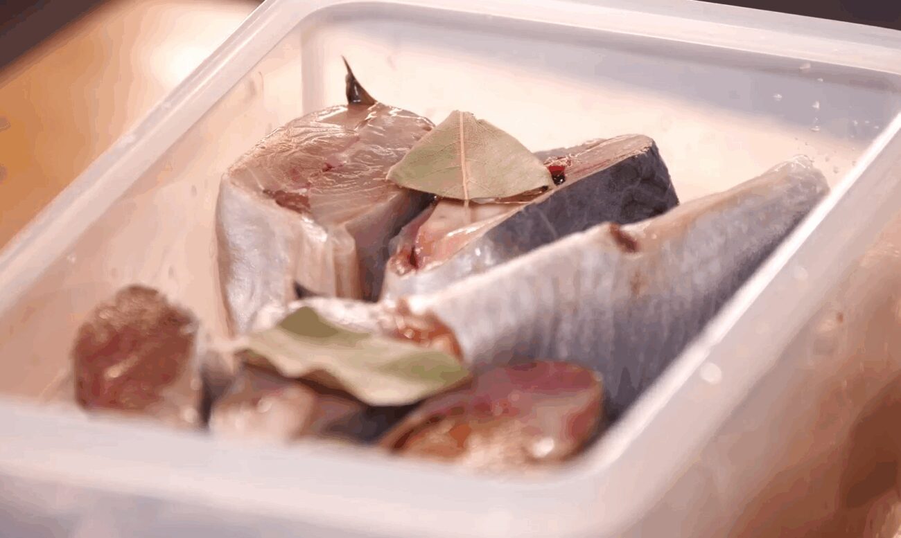 Кулінари розповіли, як засолити оселедець в домашніх умовах