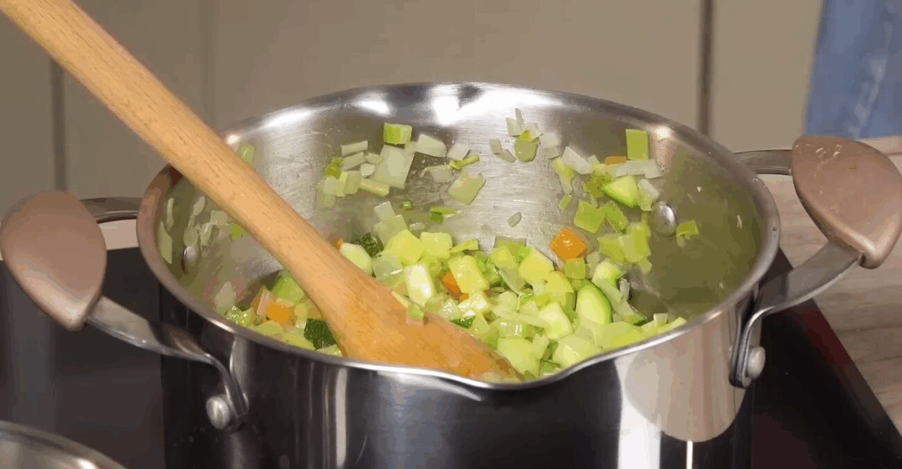 Експерти розповіли рецепт супу, який їдять довгожителі