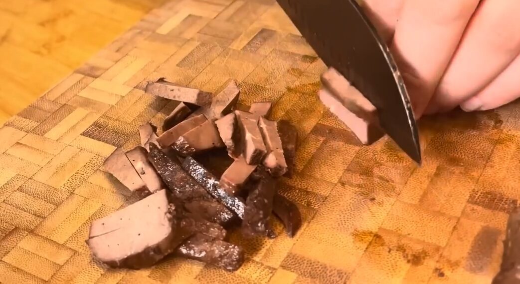 Рецепт смачного святкового салату з печінкою на святковий стіл