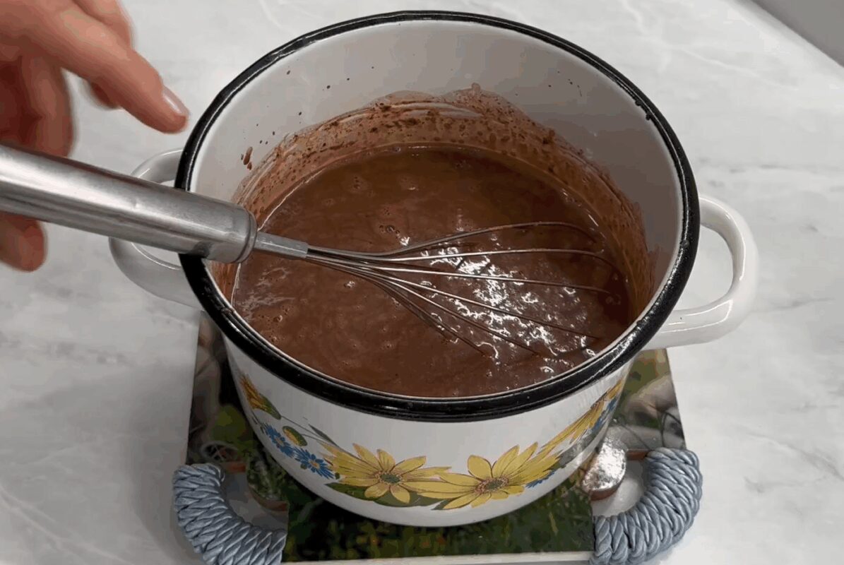 Кулінари поділилися рецептом смачного шоколадного десерту бе випічки