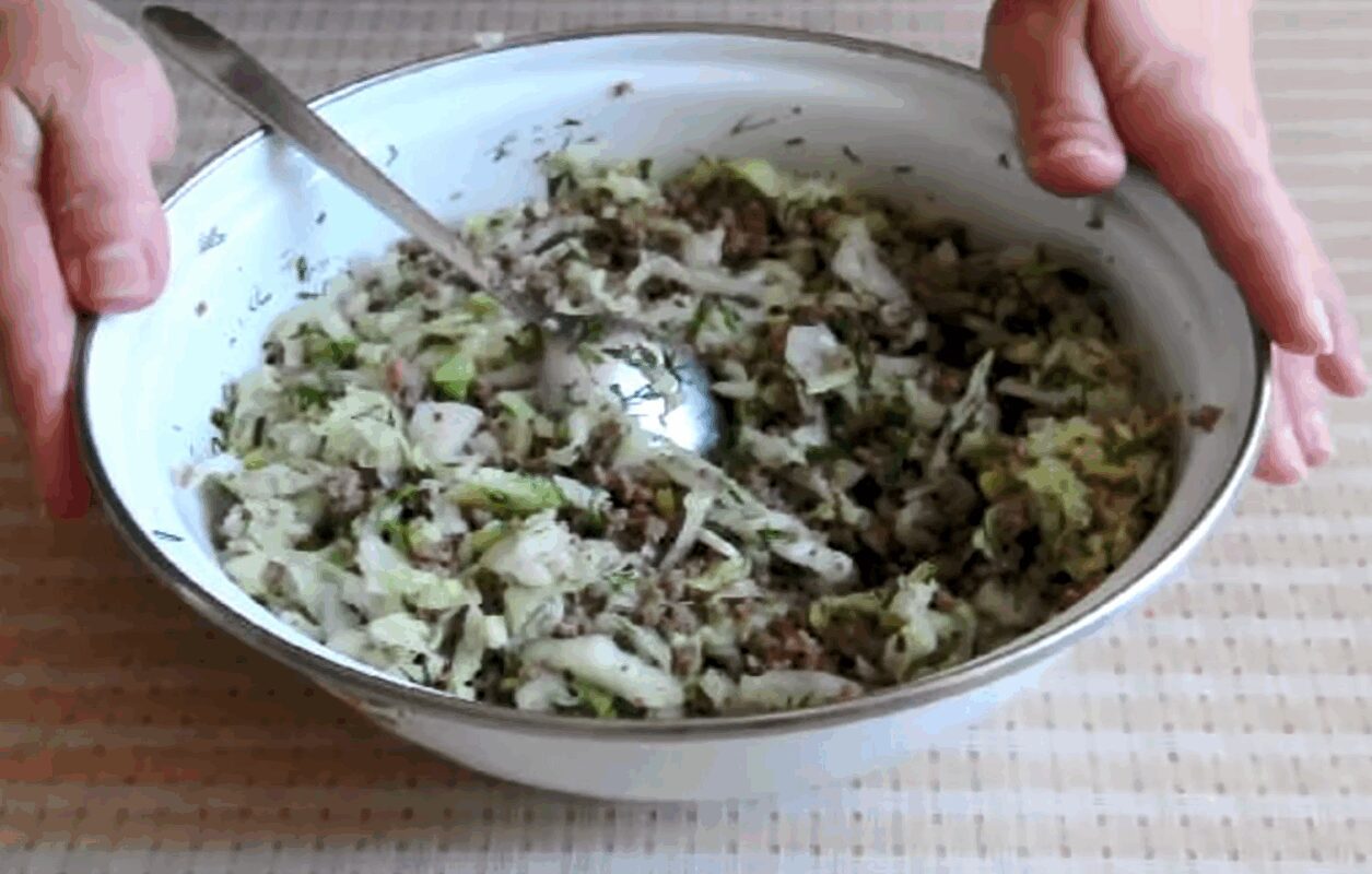 Рецепт смачного заливного пирога на сметані з капустою і фаршем