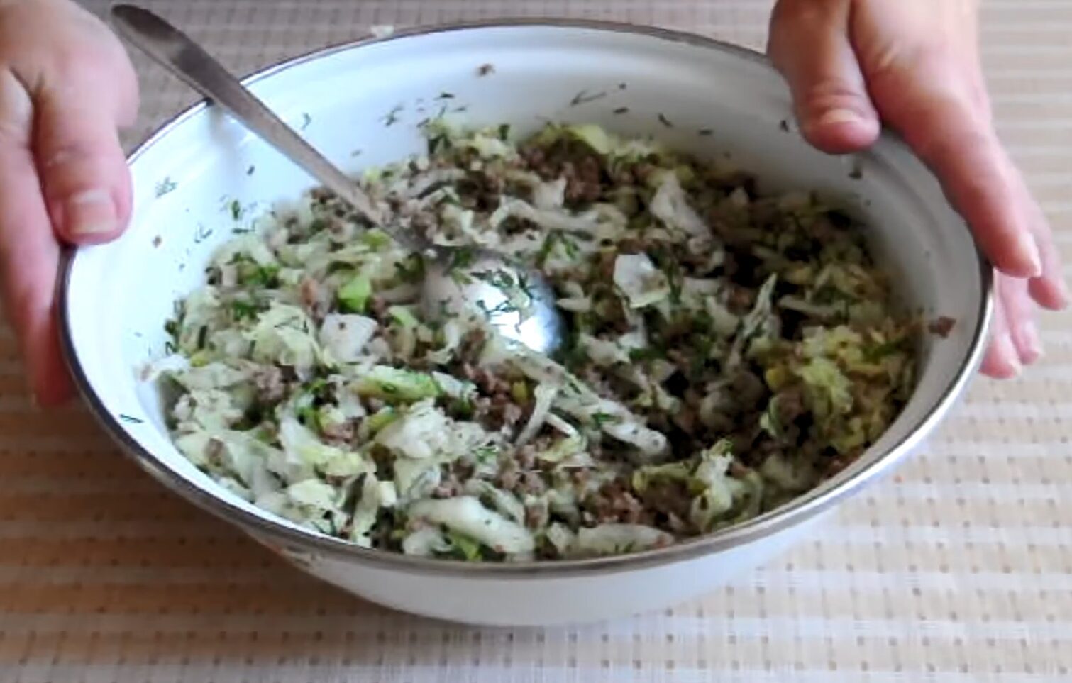 Рецепт смачного заливного пирога на сметані з капустою і фаршем