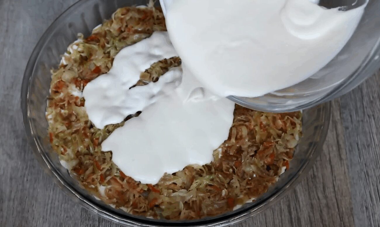 Рецепт смачного заливного пирога на сметані з капустою і фаршем