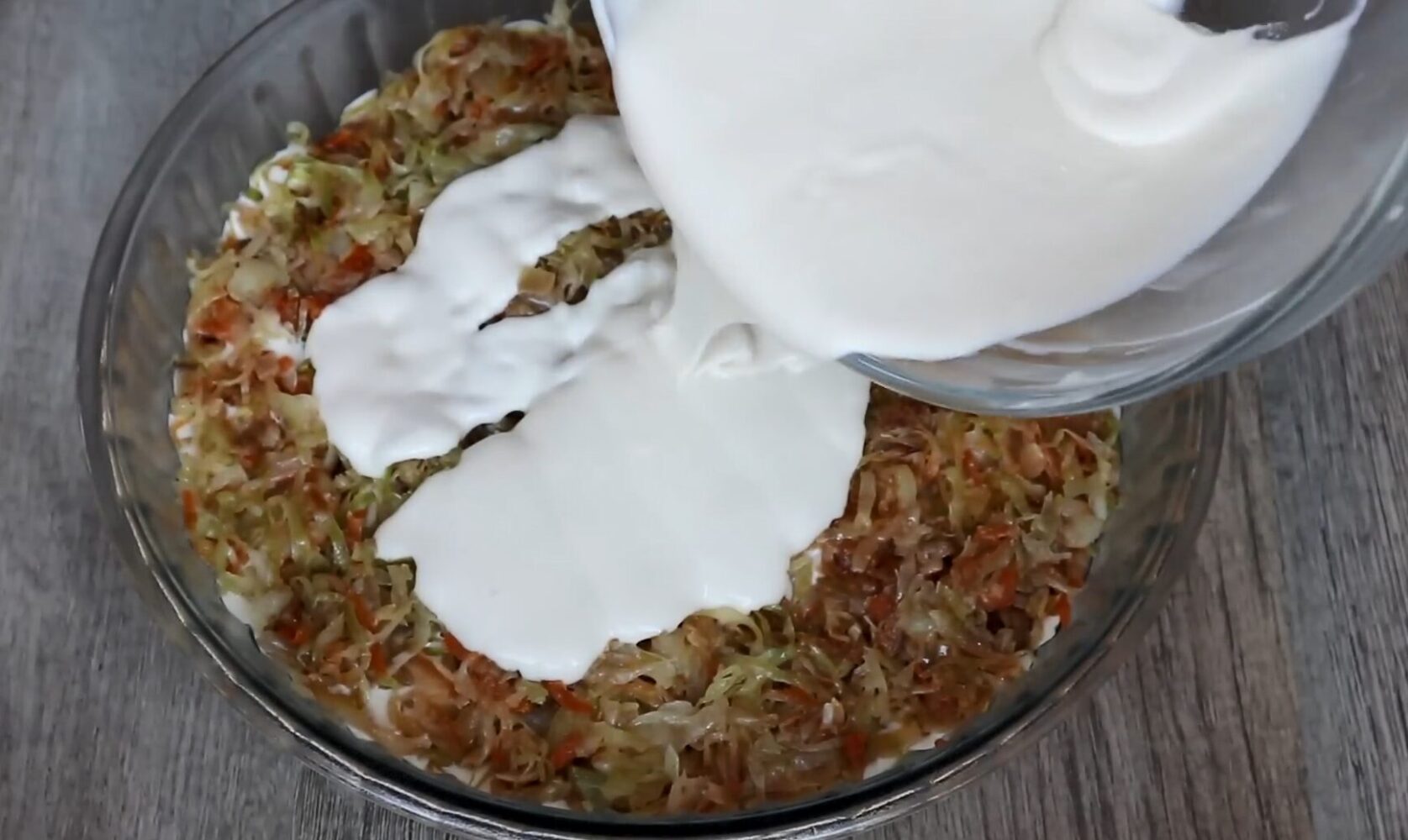 Кулінари поділились рецептом ситного пирога з капусти та фаршу