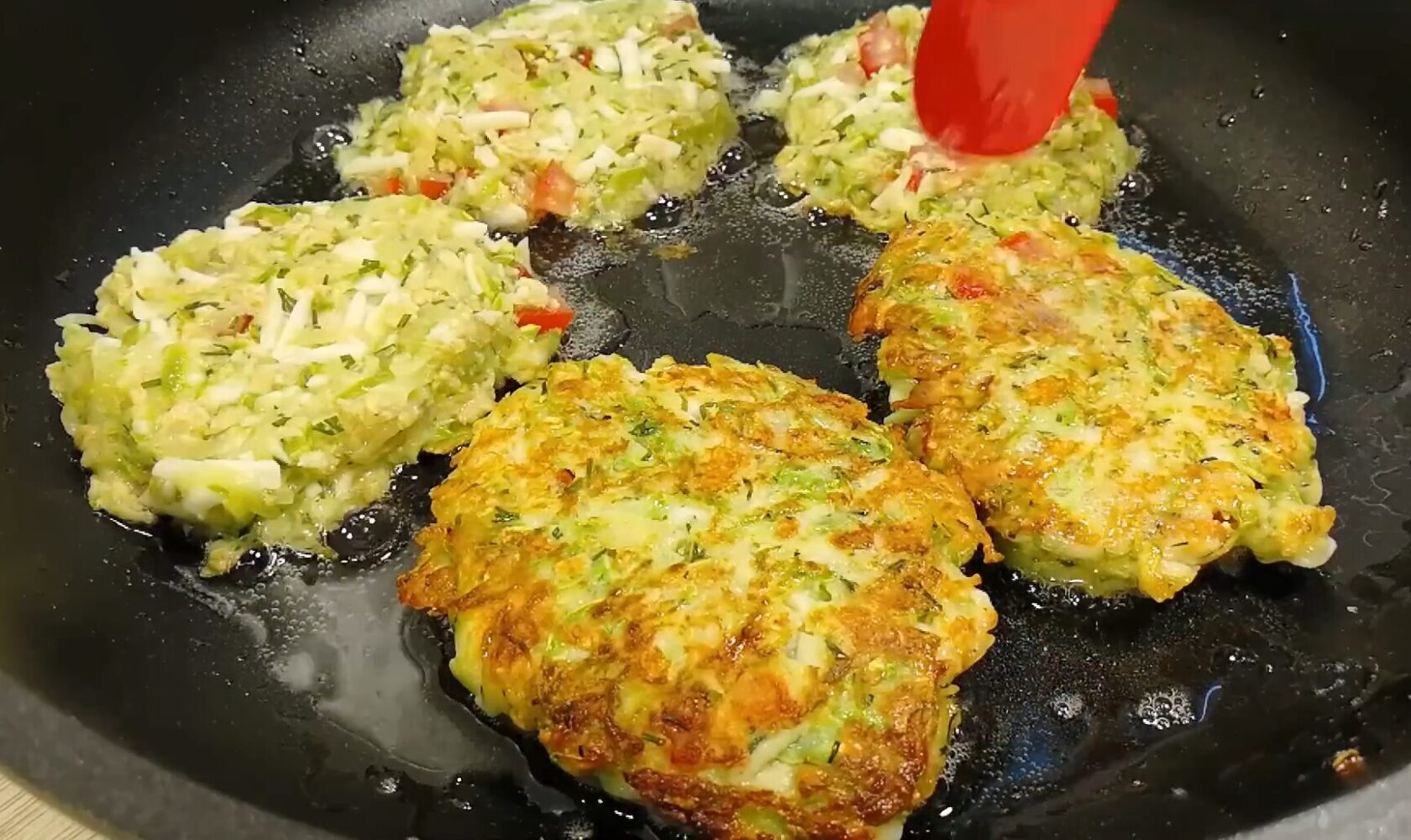 Кулінари поділилися рецептом смачних кабачкових оладок без борошна