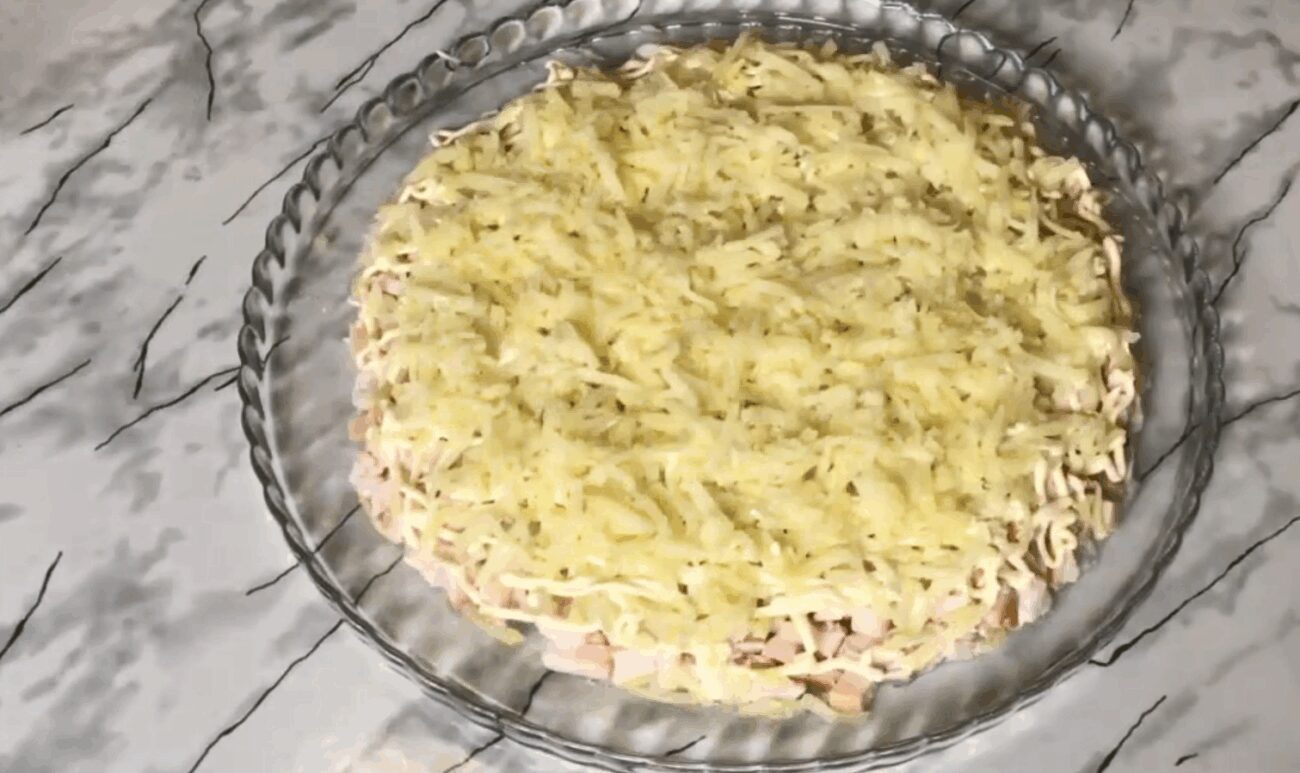 Рецепт смачного святкового салату з плавленими сирками