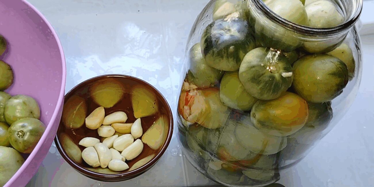 Рецепт смачних і пряних квашених зелених помідорів з часником