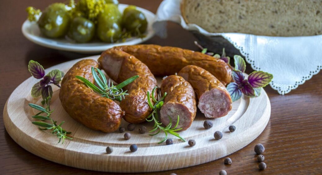 Саме час восени приготувати цю домашню ароматну ковбасу: будуть бутерброди для дому й на роботу 