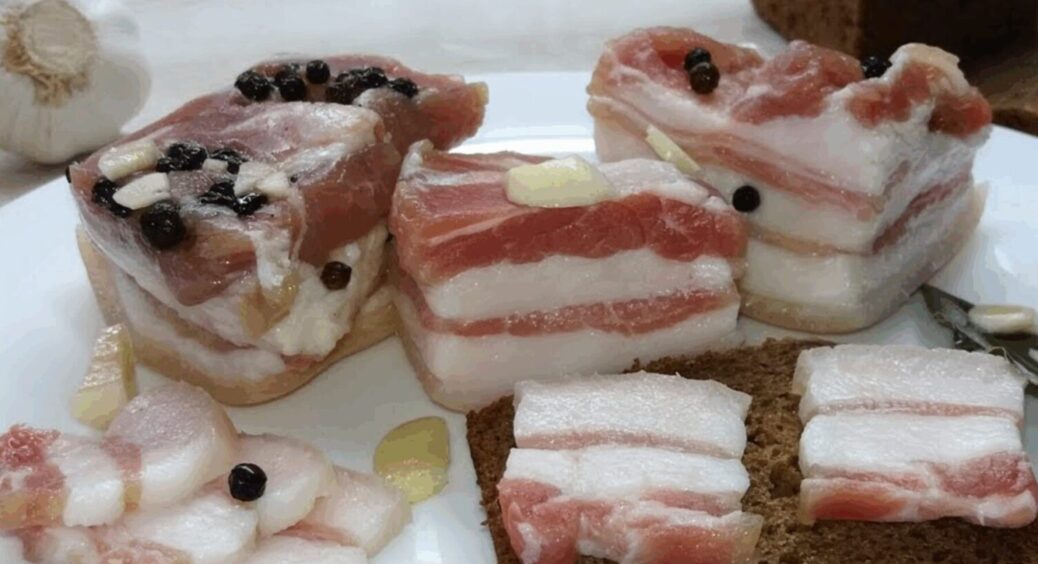 Ідеальна закуска на всі випадки життя: мариноване сало із часником – 500 грамів смакоти 