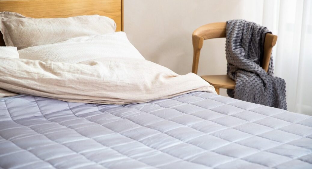 Не маячня, а реально працююча народна прикмета: ці 5 предметів не можна тримати біля ліжка 